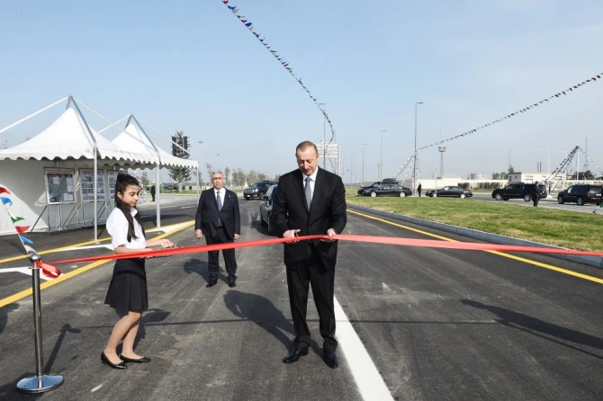 Ильхам Алиев открыл новую дорожную развязку в Баку (фото)