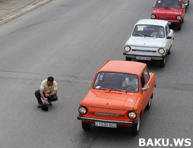 Motosikletlər və retro maşınlar Bakı küçələrində - VİDEO