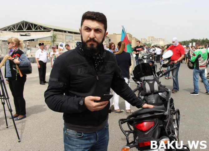 Motosikletlər və retro maşınlar Bakı küçələrində - VİDEO