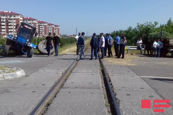 В Азербайджане поезд протаранил трактор, водитель лишился ног (фото)
