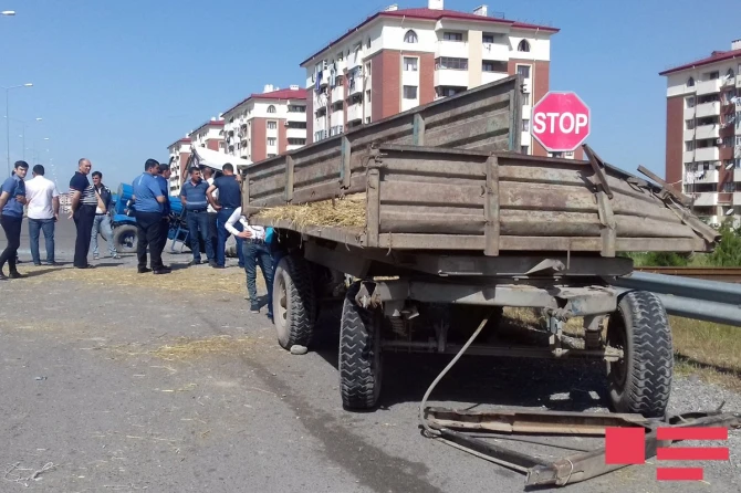 В Азербайджане поезд протаранил трактор, водитель лишился ног (фото)