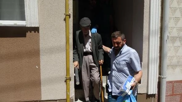 Zorla yeriyən 81 yaşlı kişidən dəhşətli əməl - FOTO