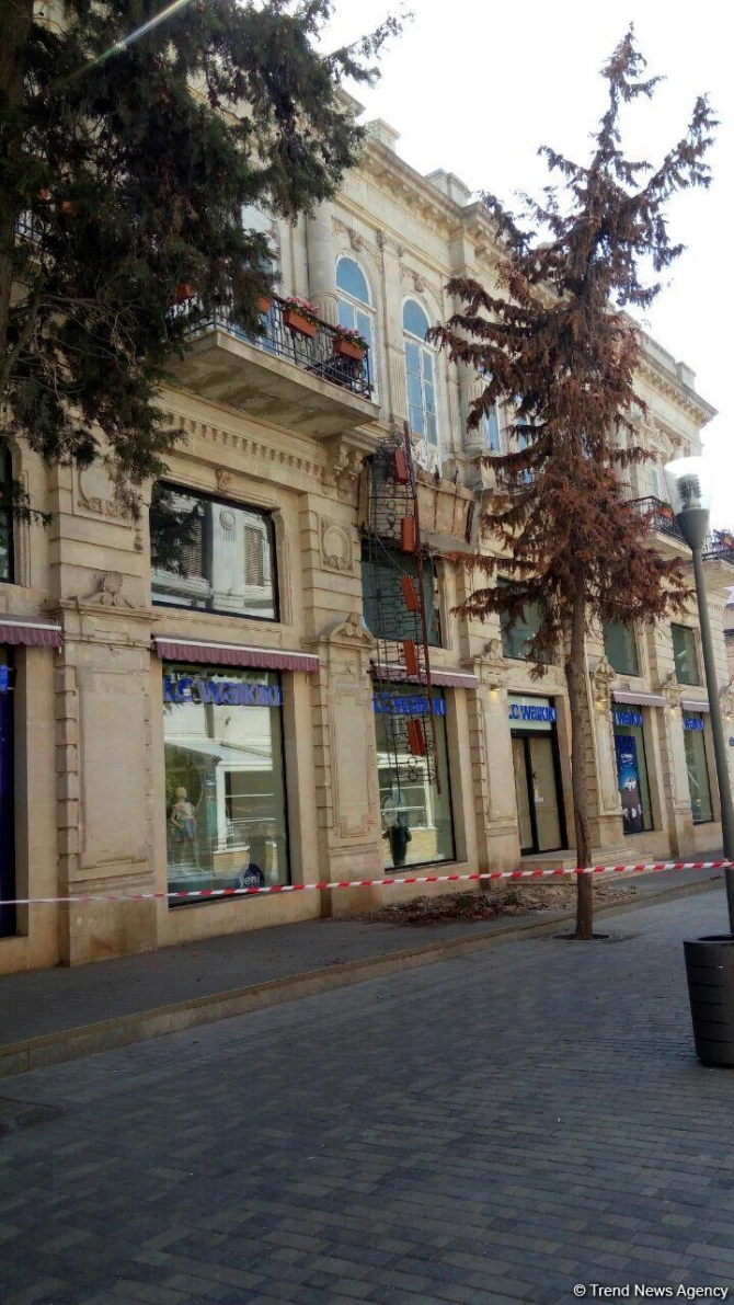 В центре Баку обвалился балкон (фото)