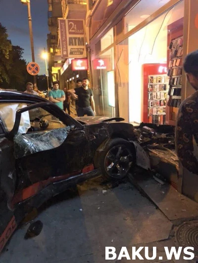 Страшное ДТП в центре Баку: Автомобиль въехал в магазин (видео)