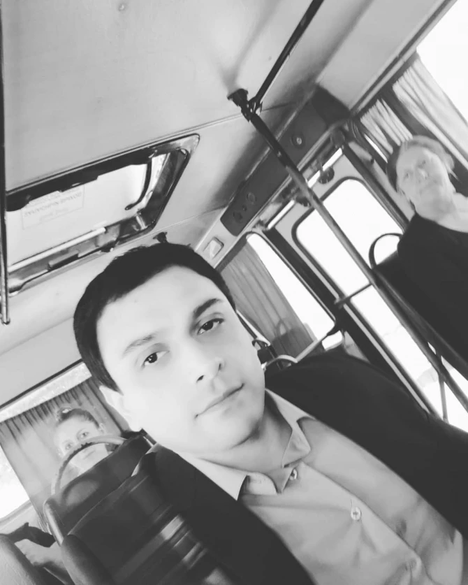 Азербайджанец - глава ИВ едет на работу на автобусе (фото)