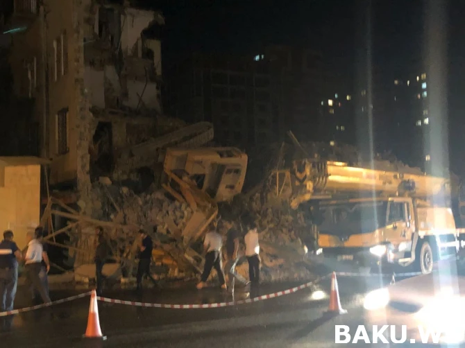Bakının mərkəzində söküntü zamanı ekskavator aşdı (FOTO)