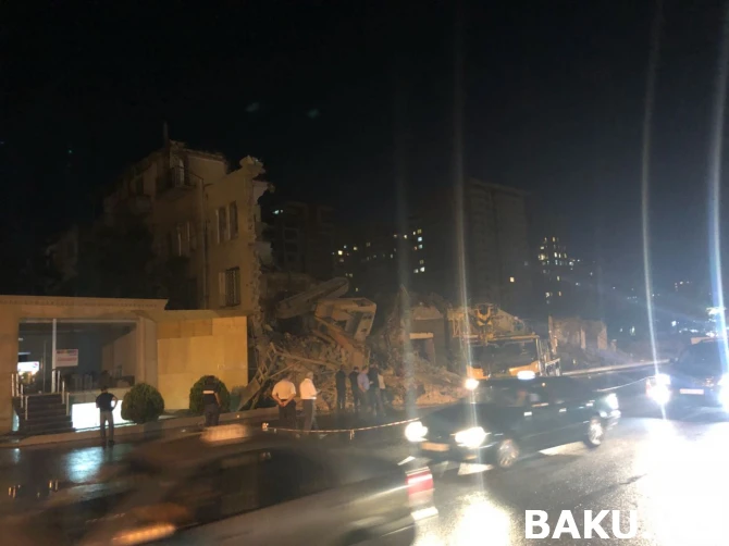 Bakının mərkəzində söküntü zamanı ekskavator aşdı (FOTO)