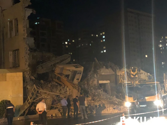 Bakının mərkəzində söküntü zamanı ekskavator aşdı (FOTO)