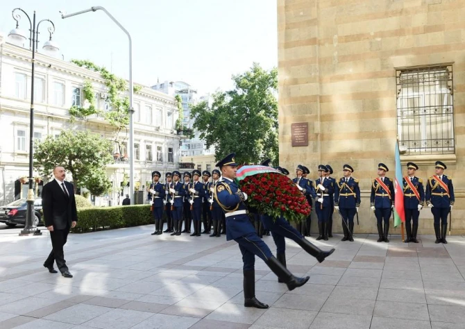 Ильхам Алиев посетил памятник, возведенный в честь АДР (фото)