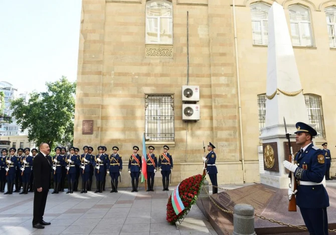 Ильхам Алиев посетил памятник, возведенный в честь АДР (фото)