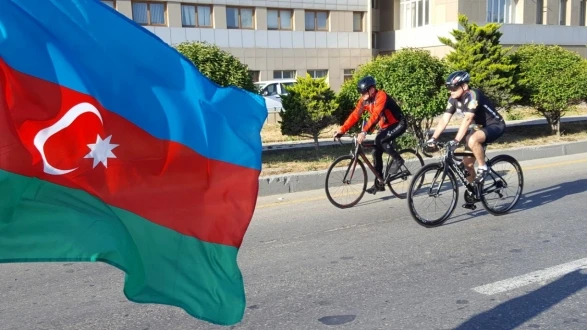 Мадат Гулиев и Эльчин Гулиев на велопробеге в Баку (фото)