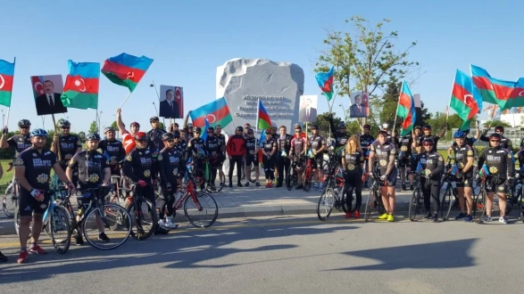 Мадат Гулиев и Эльчин Гулиев на велопробеге в Баку (фото)