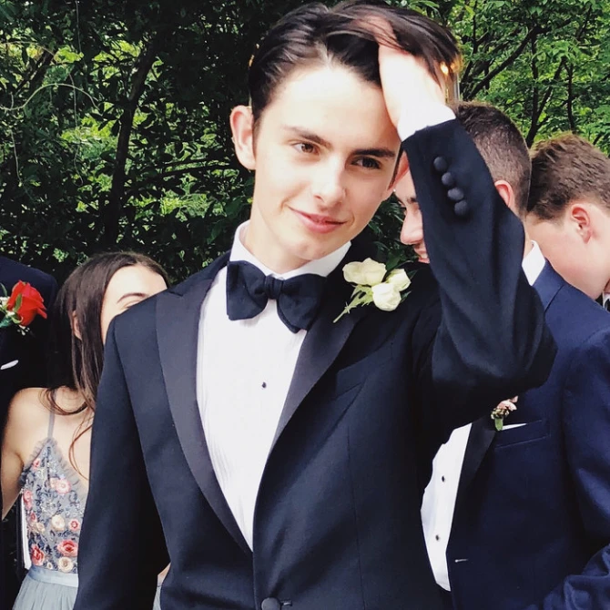 Кэтрин Зета-Джонс показала 17-летнего сына-выпускника, и он влюбил в себя Сеть (фото)