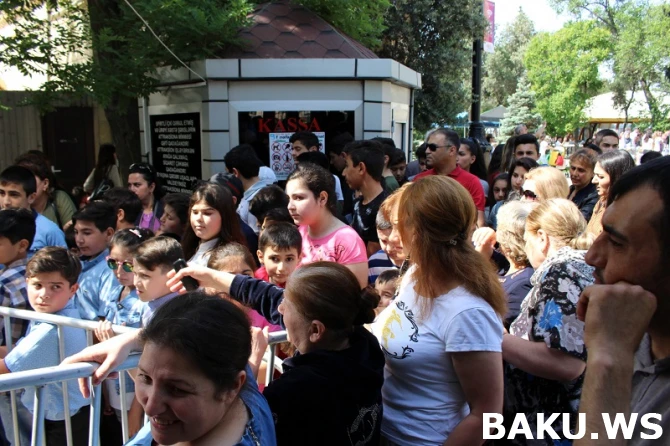 Неприятные моменты на бульваре в День защиты детей - ребятишки оказались задавлены (видео)