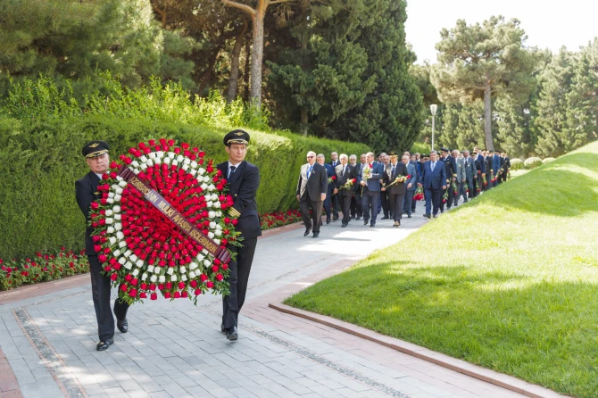Aviatorlar Azərbaycan mülki aviasiyasının 80 illik yubileyini təntənə ilə qeyd ediblər