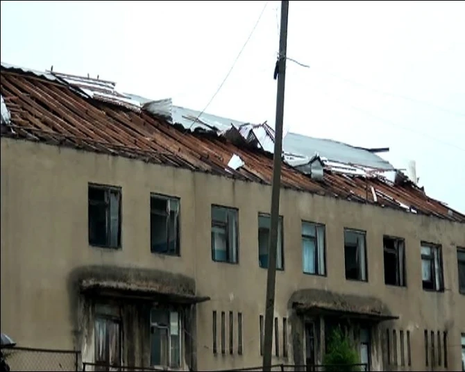 Проливные дожди и ураган в Азербайджане нанесли серьезный урон селам, снесло крыши с домов (фото)