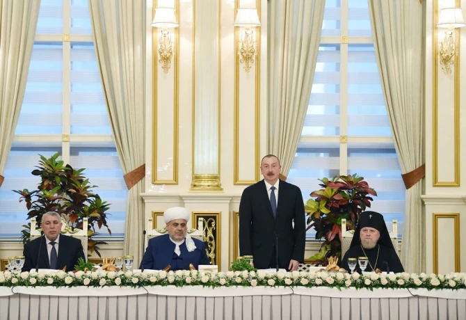 Президент Азербайджана принял участие в церемонии ифтара (фото) Президент Азербайджана принял участие в церемонии ифтара (фото)