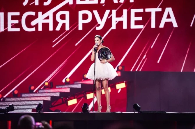Ольга Бузова въехала на красную дорожку «Премии МУЗ-ТВ 2018» на коне (фото)