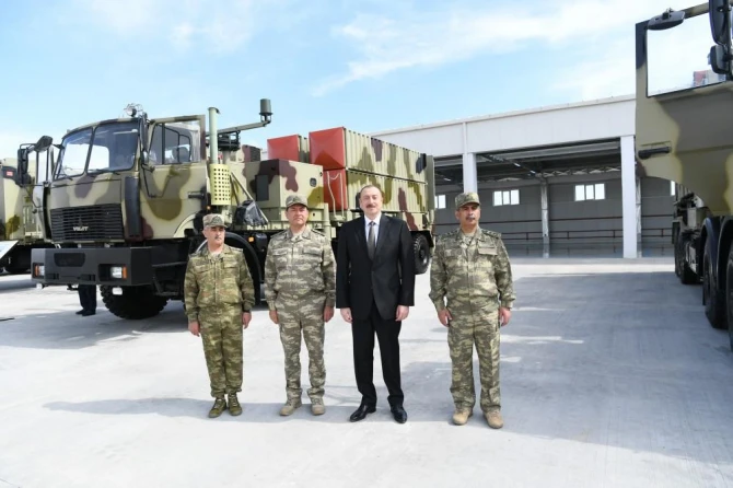 Ильхам Алиев показал грозную военную технику (фото)