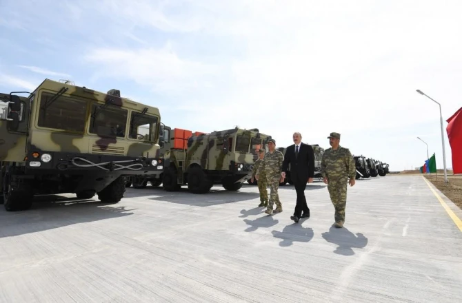 Ильхам Алиев показал грозную военную технику (фото)