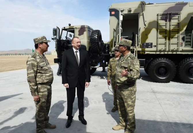 Ильхам Алиев показал грозную военную технику (фото)