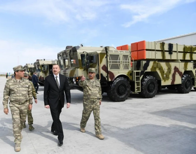 Ильхам Алиев показал грозную военную технику (фото)