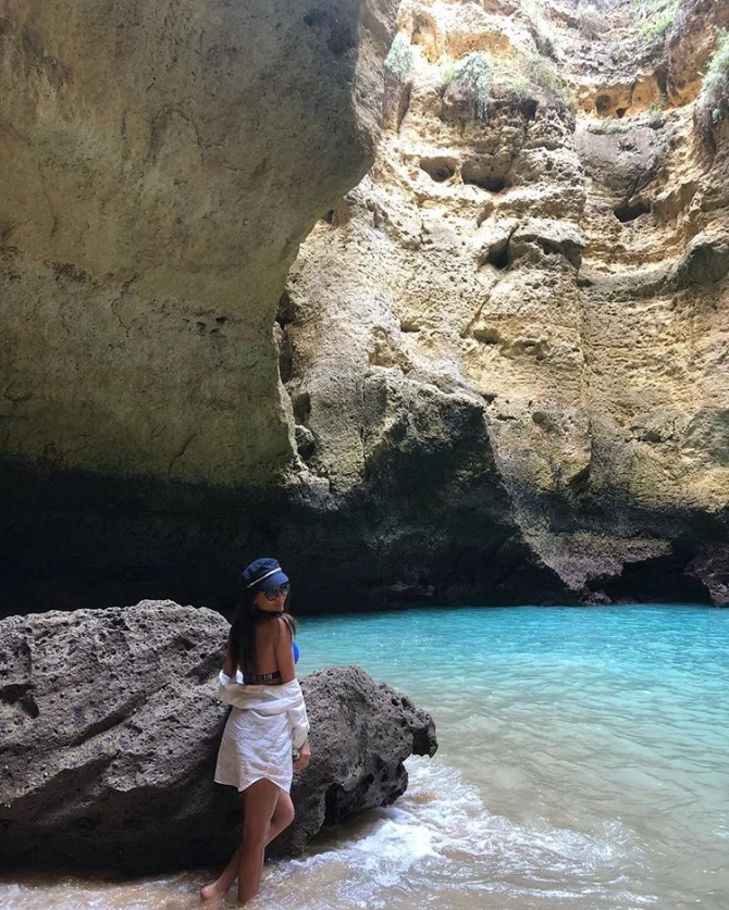 Модель Камилла Бабаева отдыхает в Португалии (фото)