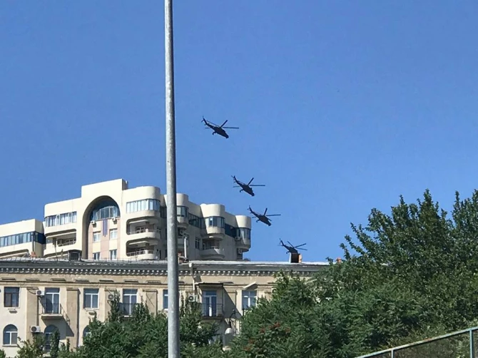 Военные самолеты и вертолеты в небе над Баку (фото)