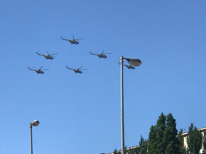 Военные самолеты и вертолеты в небе над Баку (фото)