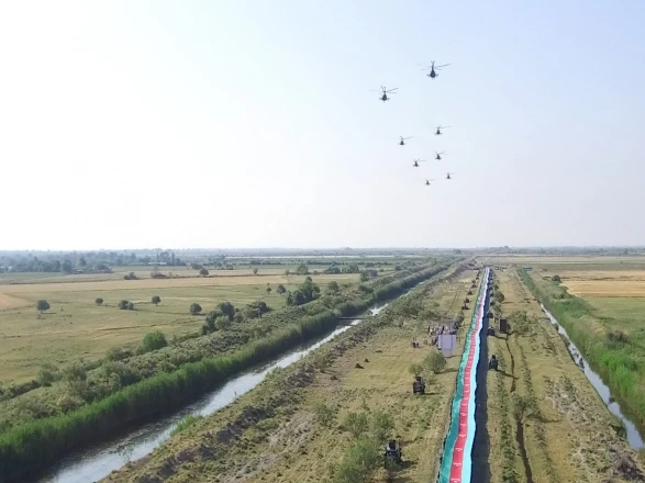 Пограничники пронесли двухкилометровый флаг Азербайджана (фото)