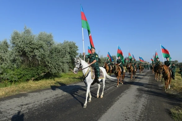 Пограничники пронесли двухкилометровый флаг Азербайджана (фото)