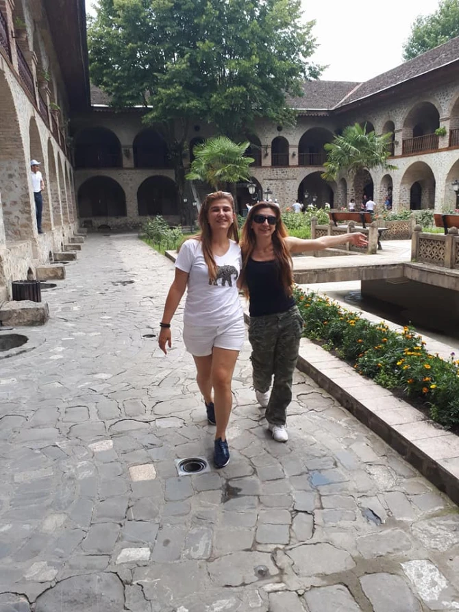 Tanınmış xanım aparıcı qısa şortiklə fotolarını paylaşdı və ... - 
