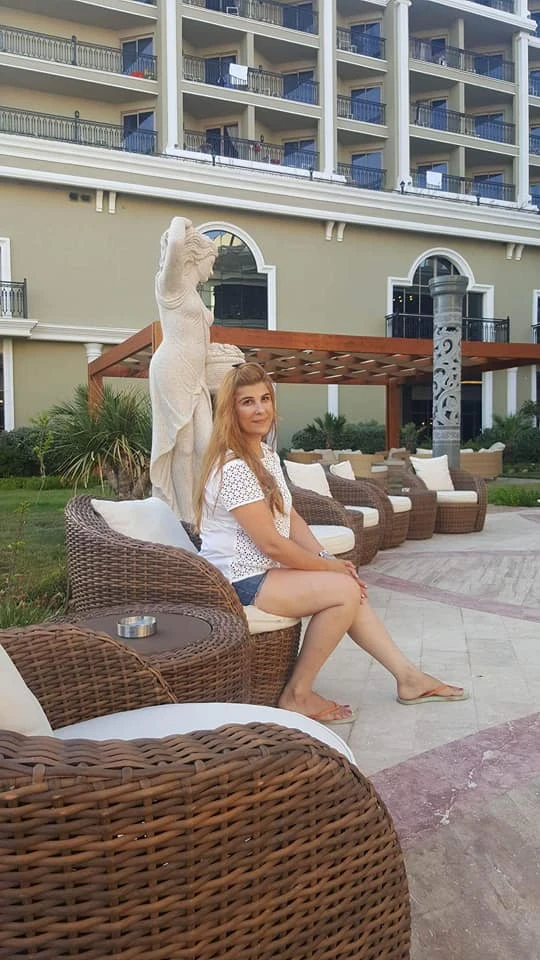 Tanınmış xanım aparıcı qısa şortiklə fotolarını paylaşdı və ... - 