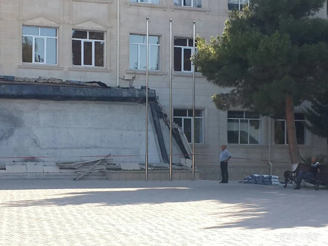 Обвалился вход основного здания Сумгайытского госуниверситета (фото)