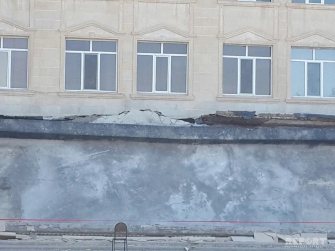 Обвалился вход основного здания Сумгайытского госуниверситета (фото)