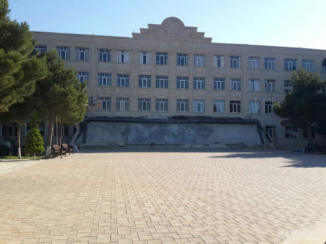 Обвалился вход основного здания Сумгайытского госуниверситета (фото)