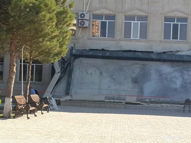Обвалился вход основного здания Сумгайытского госуниверситета (фото)