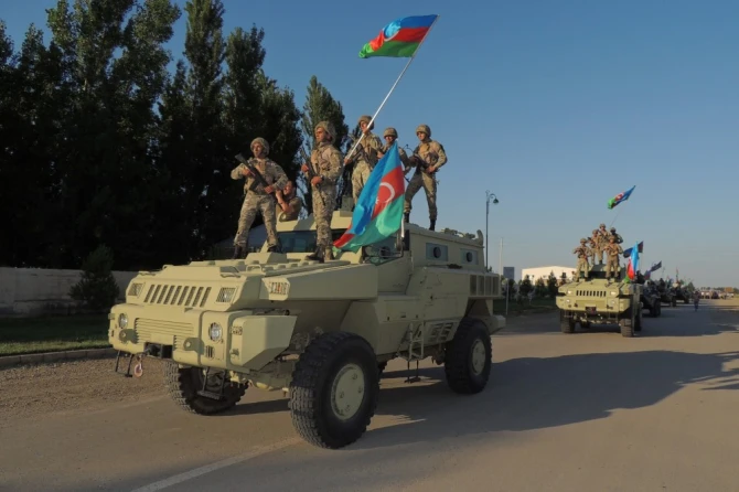 Azərbaycan Ordusunun bayraq meydanına yürüşü - FOTO