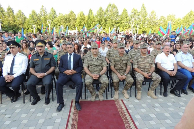 Azərbaycan Ordusunun bayraq meydanına yürüşü - FOTO