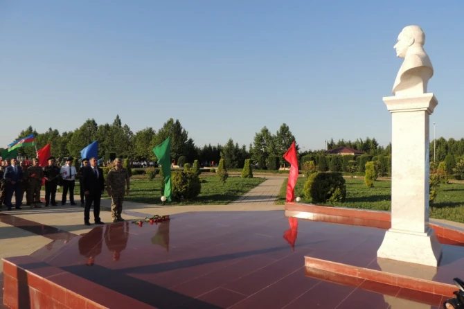 Azərbaycan Ordusunun bayraq meydanına yürüşü - FOTO