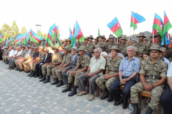 Azərbaycan Ordusunun bayraq meydanına yürüşü - FOTO