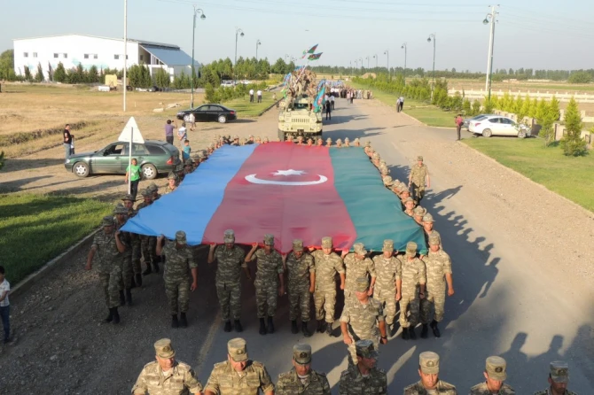 Azərbaycan Ordusunun bayraq meydanına yürüşü - FOTO