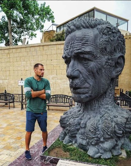 Как блогер-миллионер после бутылки вина в Тбилиси оказался на бакинском вокзале (фото)