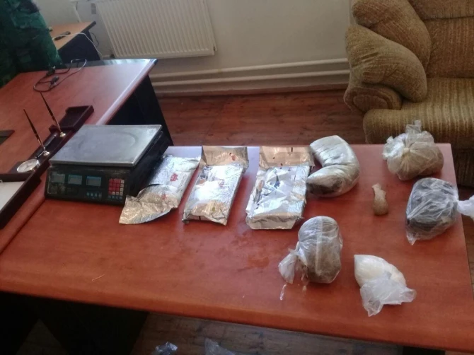 В Азербайджане в свадебном автомобиле обнаружено более 8 кг наркотиков (фото)