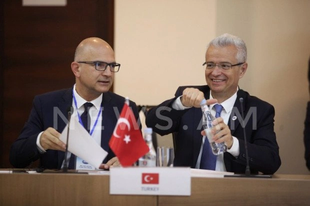 Azərbaycanlı nazir müavini Ermənistanda — FOTOLAR