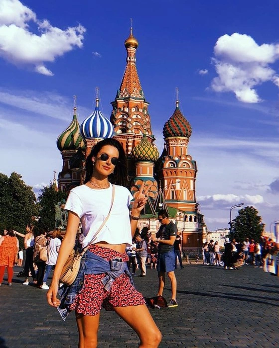 Супермодель Алессандра Амбросио прилетела в Россию на ЧМ-2018 (фото)