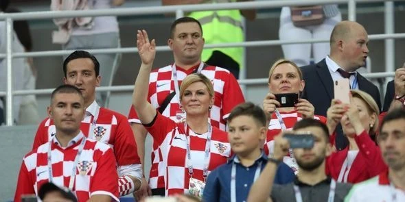 Президент посетила матч как простая болельщица (фото) Президент посетила матч как простая болельщица (фото)
