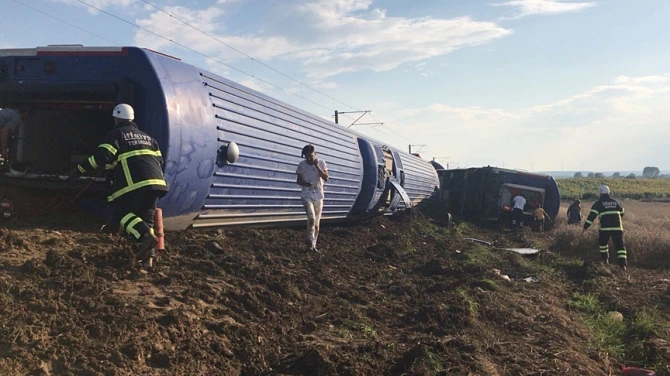 В Турции пассажирский поезд сошел с рельсов: десятки погибших (фото)