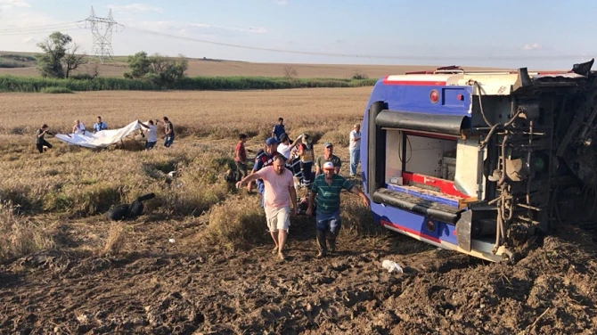 В Турции пассажирский поезд сошел с рельсов: десятки погибших (фото)