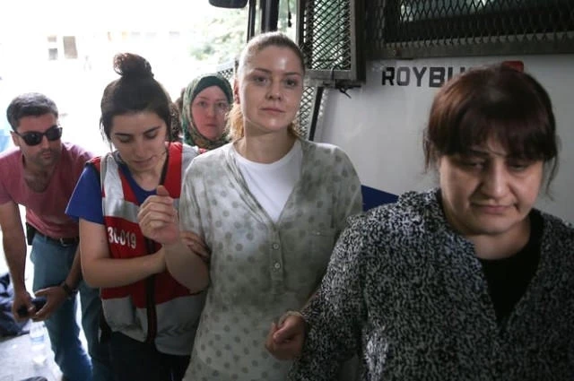 «Кошечки» Аднана Октара без макияжа шокировали всех (фото, видео)